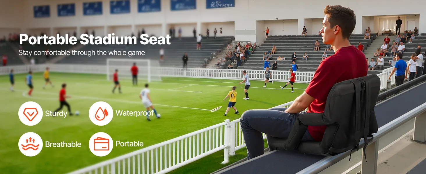Saliekams stadiona krēsls melnā krāsā tribīnēs, blakus redzama sēdēšana sporta spēles laikā