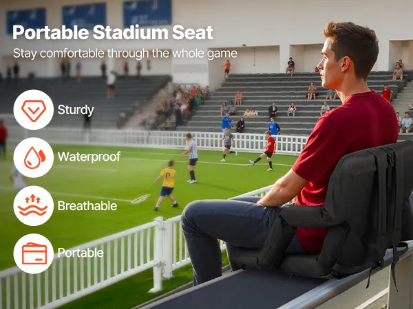 Portatīvs stadiona krēsls melnā krāsā uz tribīnes malas ar uzsvaru uz pārnēsājamību