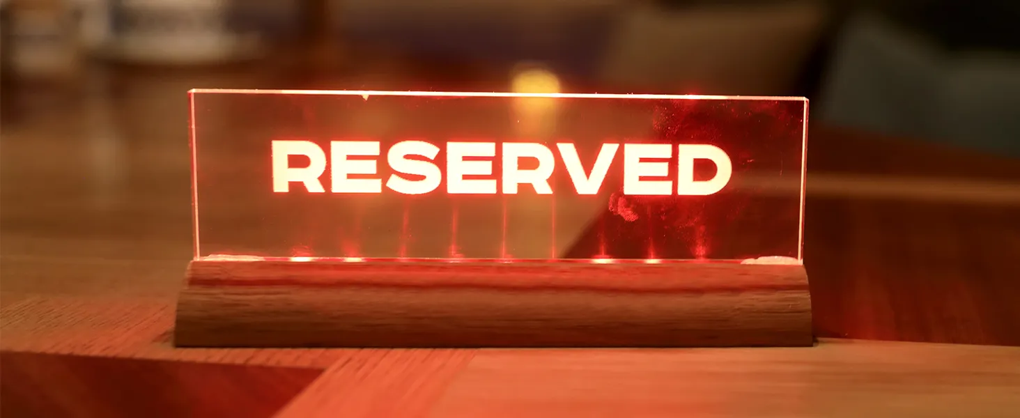 Caurspīdīga akrila norāde ar uzrakstu RESERVED uz koka pamatnes