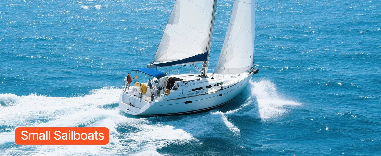 Mazā burulaiva uz viļņiem, kas ilustrē hidrauliskās stūres sistēmas piemērotību burulaivām