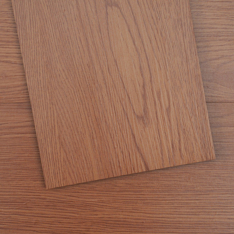 Pašlīmējošas vinila grīdas flīzes 36 x 6 collas, 36 gab., 2,5 mm, tumši brūns koka raksts