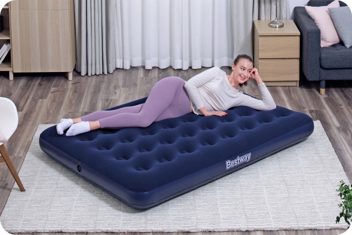 Sieviete atpūšas uz Bestway 67287 piepūšamā matrača